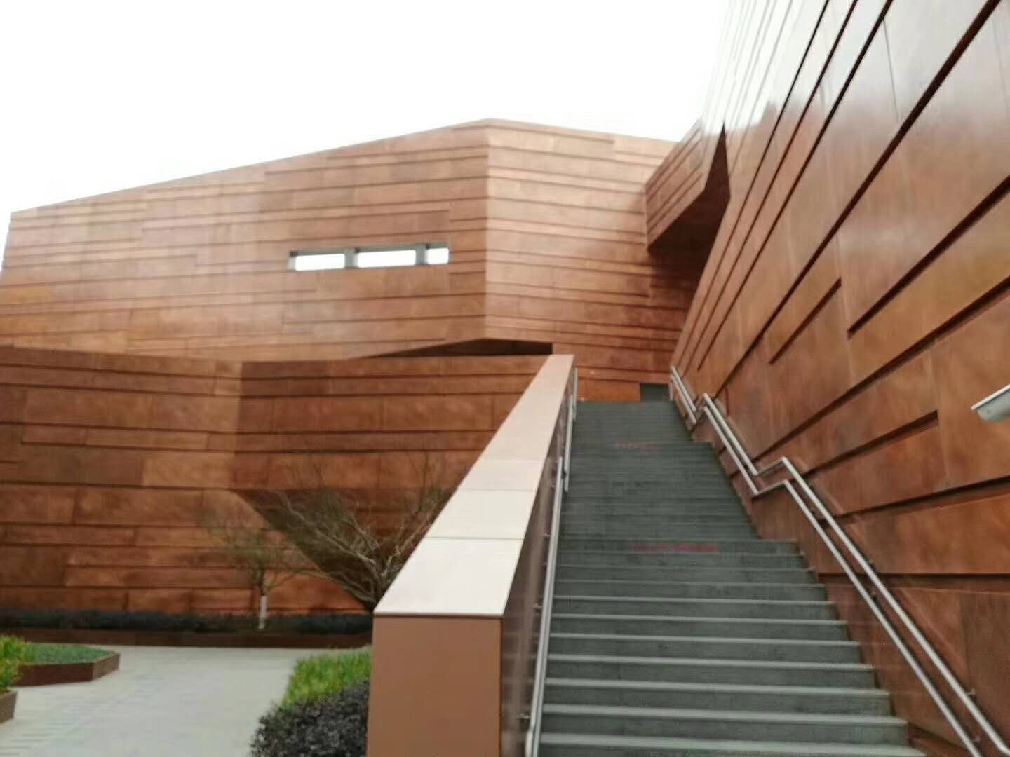 除了老牌業(yè)務(wù)銅鈷實(shí)現(xiàn)量價(jià)齊升，兩位“鈷爺”的一體化布局更值得關(guān)注